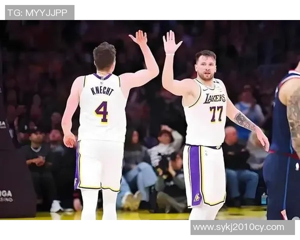 湖人五连胜！东契奇关键三分定乾坤，詹姆斯戴维斯配合助湖人队险胜马刺